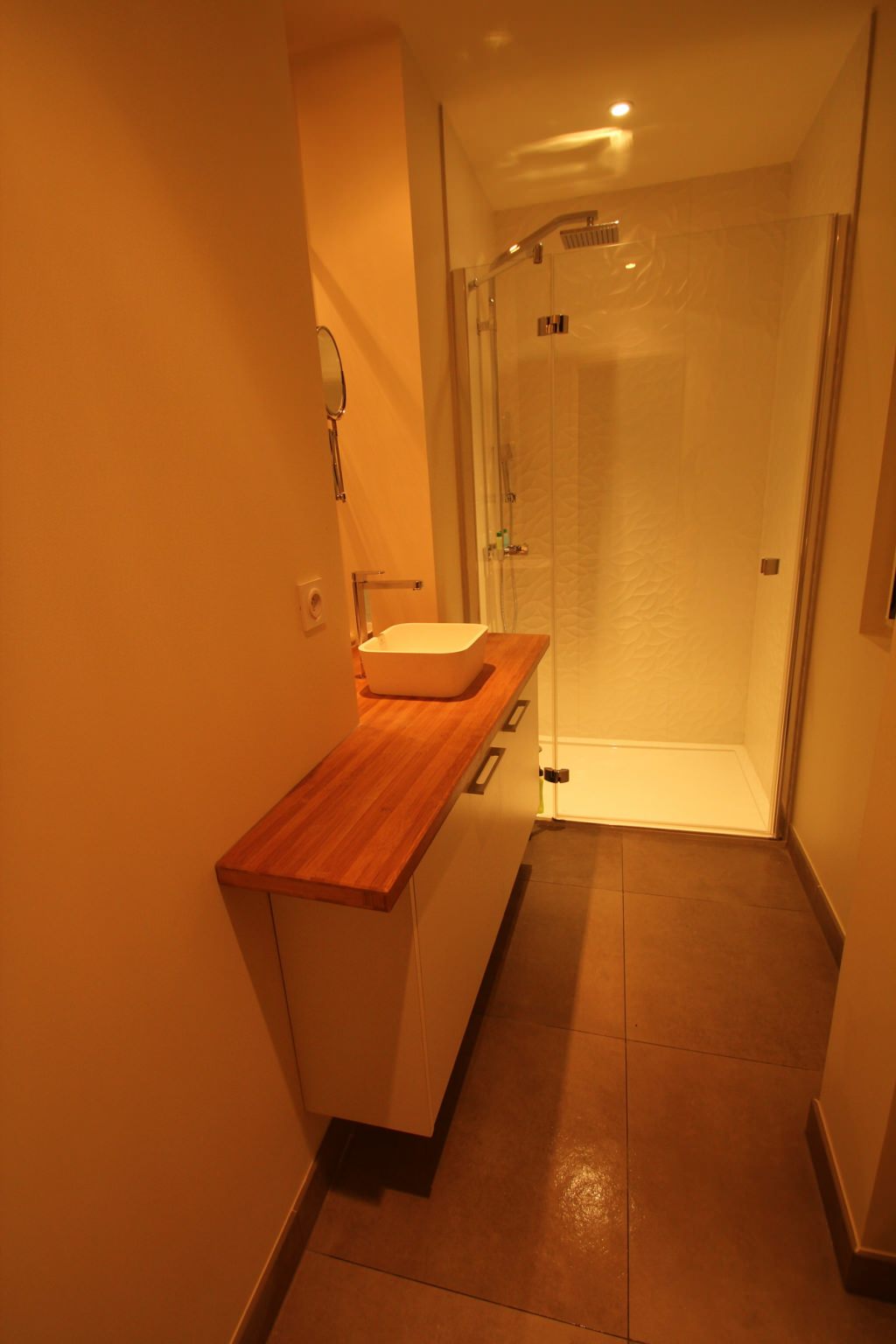 Salle de bain avec plan de travail en bambou